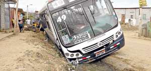 Un bus urbano, con pasajeros, cay&oacute; el lunes en una zanja que hay junto a una angosta &ldquo;doble v&iacute;a&rdquo; del Bloque 9 de Flor de Basti&oacute;n. Fotos: Miguel Castro / El Tel&eacute;grafo