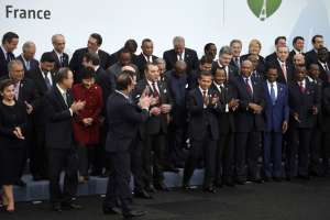 El presidente franc&eacute;s, Francois Hollande, anfitri&oacute;n de la COP21, aplaude a sus hom&oacute;logos luego de tomarse la foto oficial de la cumbre, que se desarrolla en el norte de Par&iacute;s. AFP