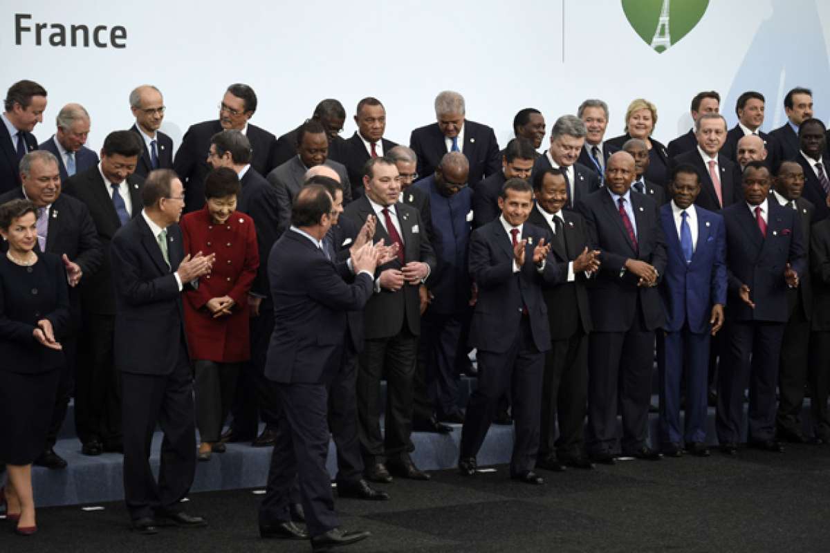 El presidente franc&eacute;s, Francois Hollande, anfitri&oacute;n de la COP21, aplaude a sus hom&oacute;logos luego de tomarse la foto oficial de la cumbre, que se desarrolla en el norte de Par&iacute;s. AFP