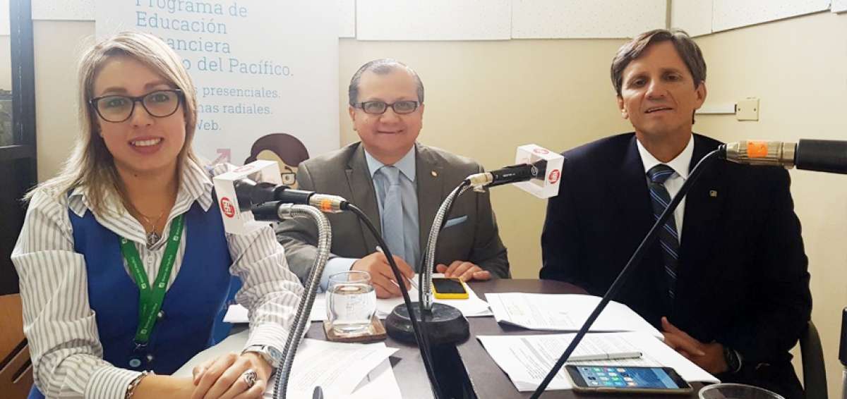 Juan Carlos Toledo (centro), gerente de comunicaci&oacute;n del banco, dirige cada s&aacute;bado el programa.