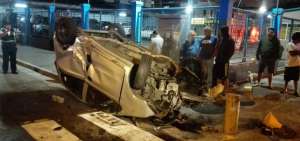 El auto que conduc&iacute;a la v&iacute;ctima sufri&oacute; graves destrozos tras chocar con el poste.