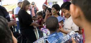 Alba Jal&oacute;n, viceministra de inclusi&oacute;n del MIES, entrega carritos y mu&ntilde;ecas a los ni&ntilde;os en la Casa Inclusiva, de Guayaquil.