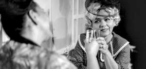 Escena de la obra &ldquo;M&aacute;s que amigas&rdquo;, que se estren&oacute; el 4 de marzo