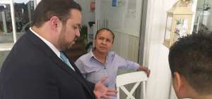 El ministro de Trabajo, Andr&eacute;s Madero, recorri&oacute; locales de comida en Puerto Santa Ana para verificar que se cumplan las normas laborales.