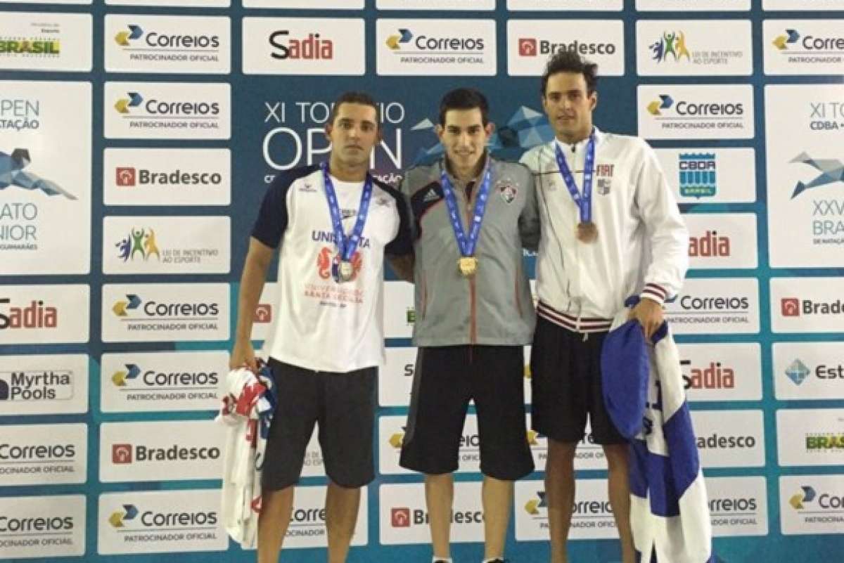 Esteban (c) recibe su medalla luego de terminar la prueba de 1500 metros en 15:09.82. Foto: @DeporteEC