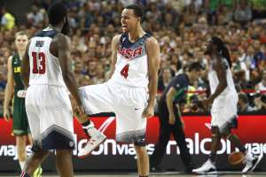 Stephen Curry (d.) y James Harden (i.) celebran una de las anotaciones de Estados Unidos. Foto: AFP