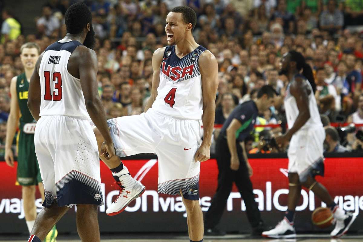 Stephen Curry (d.) y James Harden (i.) celebran una de las anotaciones de Estados Unidos. Foto: AFP