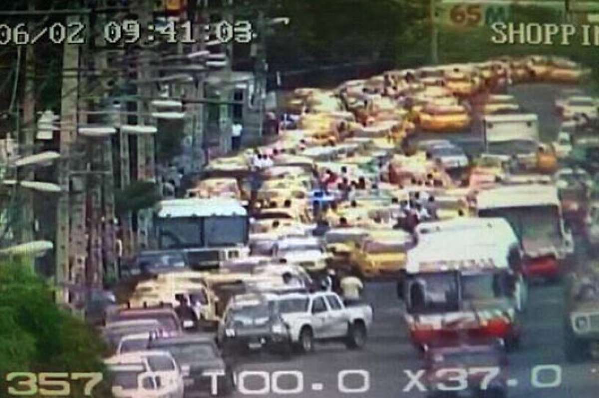 Gremio de taxistas realiza marcha pac&iacute;fica en Portoviejo