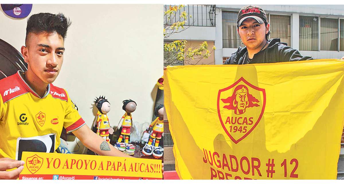 El quite&ntilde;o Bryan Ninacuri,de 18 a&ntilde;os (izq.), tiene banderas,camisetas y mu&ntilde;ecos de espuma flex alusivos a Aucas. Ricardo Ca&ntilde;ar integra la barra Armaged&oacute;n desde hace 3 a&ntilde;os. Est&aacute; ansioso por ver a su equipo en la serie A.
