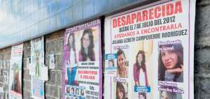 Familiares de desaparecidos realizan plantones en el centro de Quito para concientizar sobre este problema.
