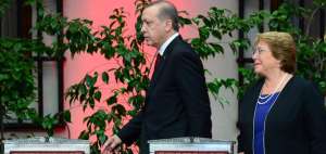 Recep Tayyip Erdogan (izquierda) se encuentra en Chile, en una primera parada de su gira por Am&eacute;rica Latina.