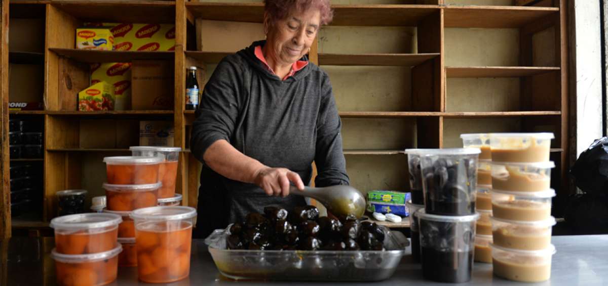 Ana Mar&iacute;a Cedillo prepara los dulces con mucha antelaci&oacute;n para vender a sus clientes. El dulce de higo le toma 8 d&iacute;as hasta alcanzar su sabor, para este carnaval tiene previsto elaborar no menos de 5 mil higos para la venta.