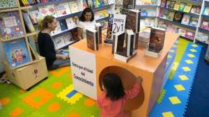 En la Feria Internacional del Libro se han dedicado varios espacios  especiales para promocionar la lectura entre los m&aacute;s peque&ntilde;os en un ambiente l&uacute;dico. Mario Egas / El Tel&eacute;grafo