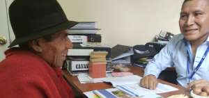 Baltazar Ushca y su instructor Jos&eacute; Altamirano se comunican en quichua, porque al ser ese el idioma materno del alumno aprende con mayor rapidez.