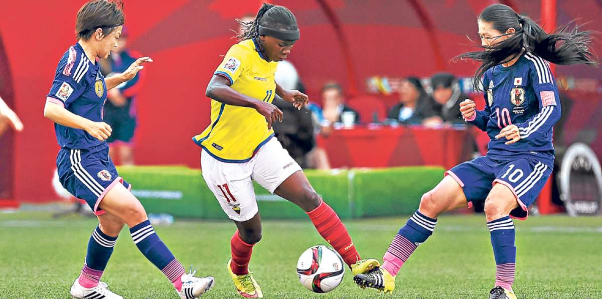 La delantera ecuatoriana M&oacute;nica Quinteros (c) intenta superar la marca de dos jugadoras japonesas. Foto: AFP