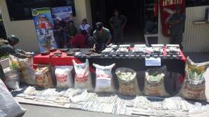 Personal de la Armada muestra el decomiso de explosivos, en la provincia de Sucumb&iacute;os. Foto: Cortes&iacute;a