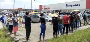 Afuera de Mi Comisariato en la av. Francisco de Orellana, a la altura de Los Vergeles, se form&oacute; una extensa fila la ma&ntilde;ana de ayer. Las personas deseaban abastecerse antes del supuesto &ldquo;toque de queda de 24 horas&rdquo;.