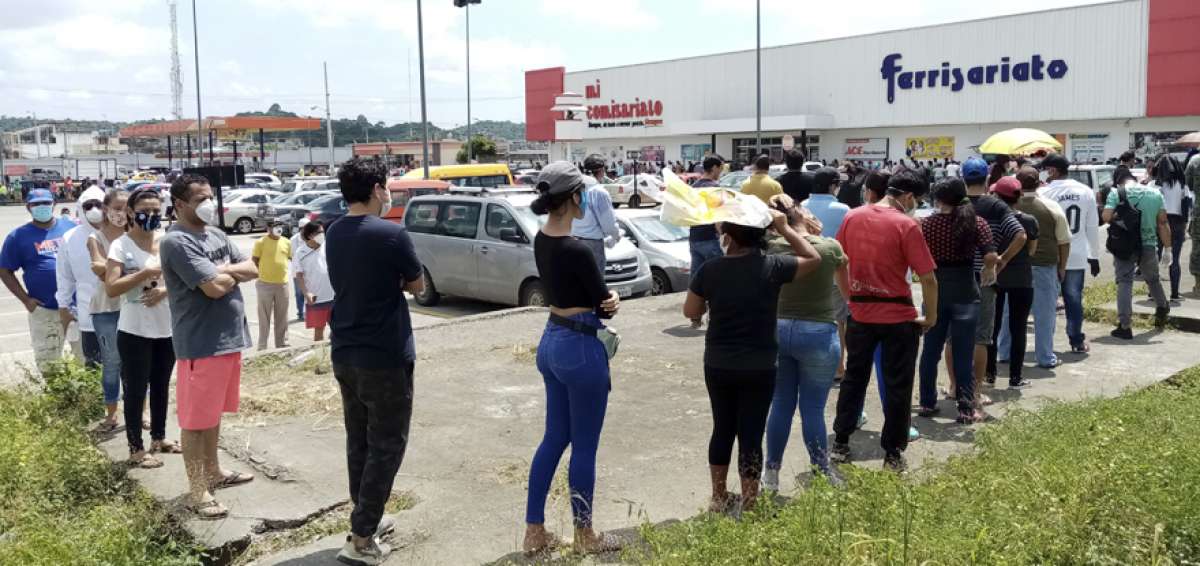 Afuera de Mi Comisariato en la av. Francisco de Orellana, a la altura de Los Vergeles, se form&oacute; una extensa fila la ma&ntilde;ana de ayer. Las personas deseaban abastecerse antes del supuesto &ldquo;toque de queda de 24 horas&rdquo;.