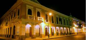 La edificaci&oacute;n resalta por los cimientos de piedra, las paredes de adobe, ladrillo y bahareque, las cornisas y m&aacute;s.