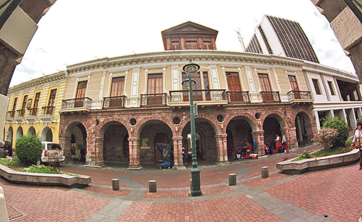 La casona se termin&oacute; de construir en 1900 con estilo Republicano. Se encuentra frente al parque Juan Montalvo, en las calles Sucre y Castillo. Foto: Roberto Ch&aacute;vez/ El Tel&eacute;grafo