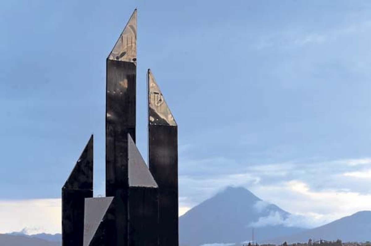 Un mirador privilegiado e impresionante es el que se halla entorno al monumento a la Primera Imprenta. En el fondo, el volc&aacute;n activo. Fotos: Roberto Ch&aacute;vez |  El Tel&eacute;grafo