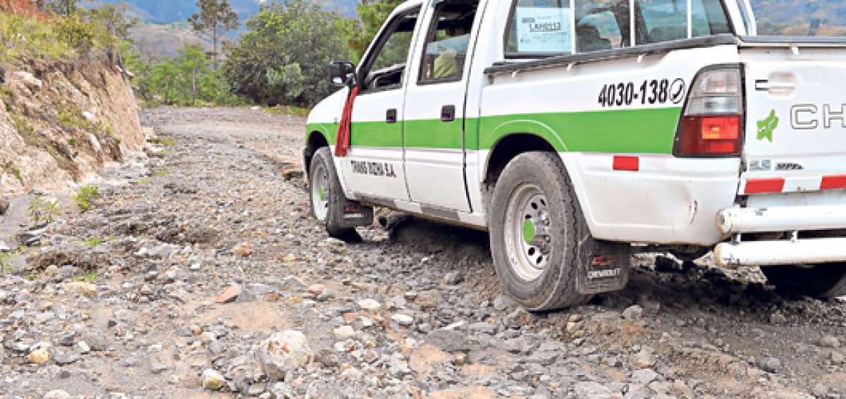 La carretera que conduce a la parroquia Ludo, a cargo del Gobierno Provincial del Azuay, presenta m&uacute;ltiples da&ntilde;os en varios tramos, lo cual dificulta el tr&aacute;nsito. Foto: Fernando Machado / El Tel&eacute;grafo