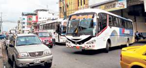 Hay horas del d&iacute;a en que el centro de Machala soporta un ca&oacute;tico tr&aacute;fico vehicular, autos y buses urbanos e interprovinciales obstaculizan la libre circulaci&oacute;n. Fotos: Fabricio Cruz/El Telegrafo