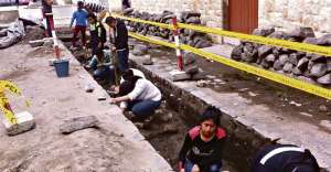  La investigaci&oacute;n les llev&oacute; tambi&eacute;n hasta la parroquia Flores. En este lugar hallaron chaqui&ntilde;anes grabados en roca, pero lo que m&aacute;s llam&oacute; la atenci&oacute;n de los participantes fueron los fragmentos de la cultura Panzaleo.