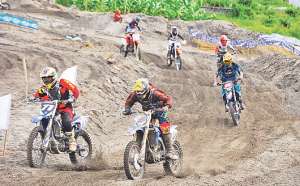 El pichinchano Ricardo Garc&iacute;a (der.) en el momento que toma la punta en la categor&iacute;a 85 cent&iacute;metros c&uacute;bicos. La pista se arm&oacute; en la arena. Foto: Luis Freire para El Tel&eacute;grafo.