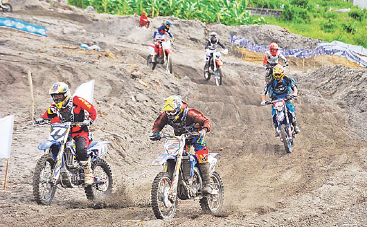 El pichinchano Ricardo Garc&iacute;a (der.) en el momento que toma la punta en la categor&iacute;a 85 cent&iacute;metros c&uacute;bicos. La pista se arm&oacute; en la arena. Foto: Luis Freire para El Tel&eacute;grafo.