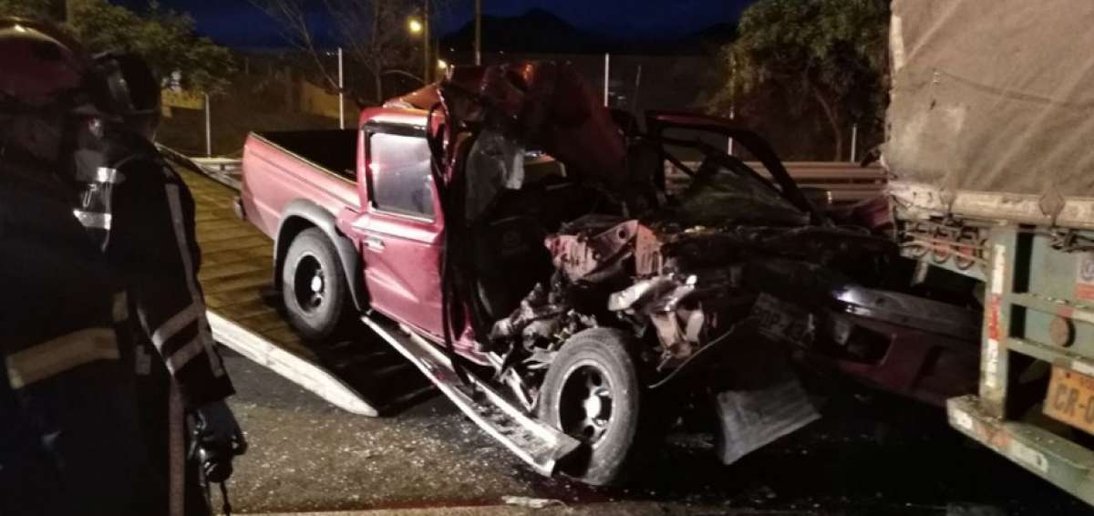 La camioneta en la que viajaba la occisa impact&oacute; contra la parte trasera de un tr&aacute;iler en Azuay.