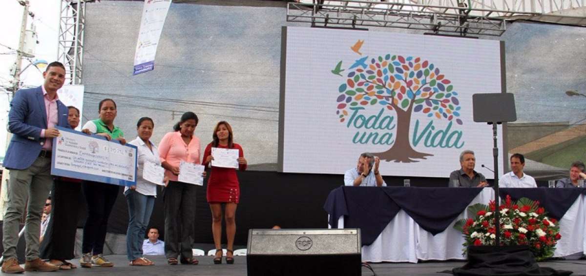 Gobierno entrega 2.060 cr&eacute;ditos a emprendedores de tres cantones de Guayas