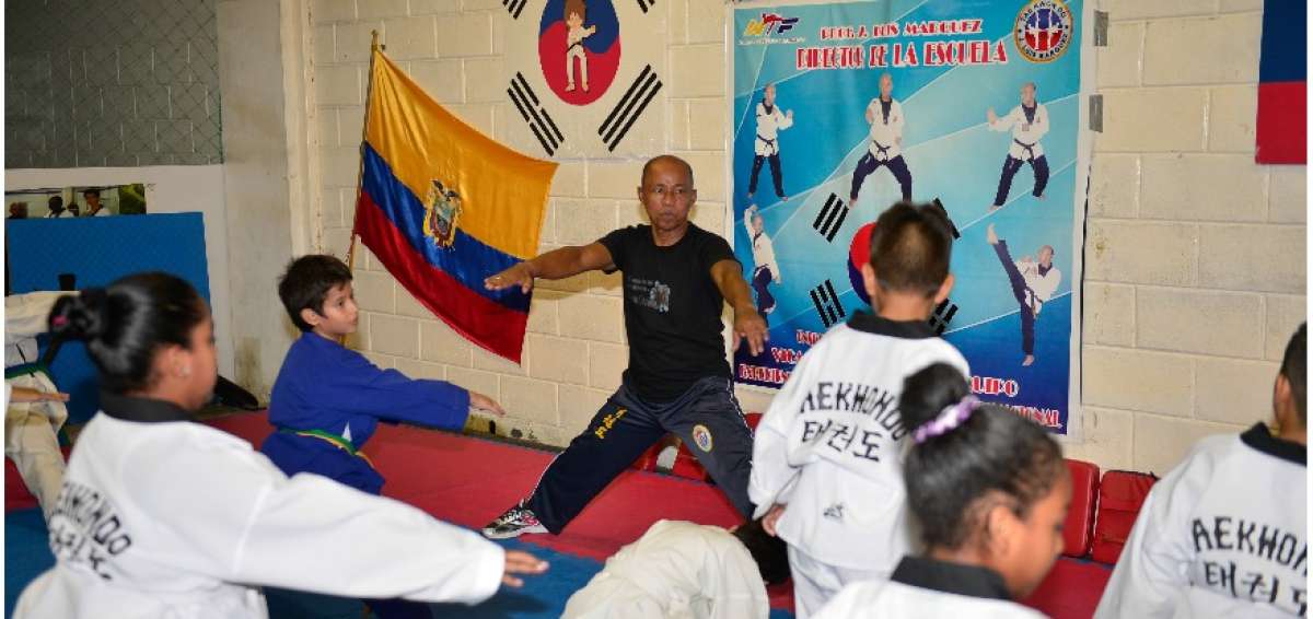 El entrenador da charlas gratuitas a los estudiantes y a los padres sobre la prevenci&oacute;n de drogas.