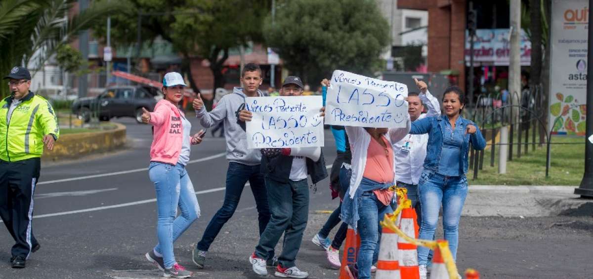 La Polic&iacute;a Nacional desaloj&oacute; a los manifestantes que obstaculizaron ayer la salida al t&uacute;nel Guayasam&iacute;n y los obligaron a concentrarse cerca del CNE.