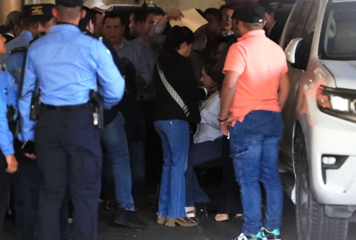 La diputada Gladys Aurora L&oacute;pez fue trasladada a un hospital tras resultar herida por la explosi&oacute;n.