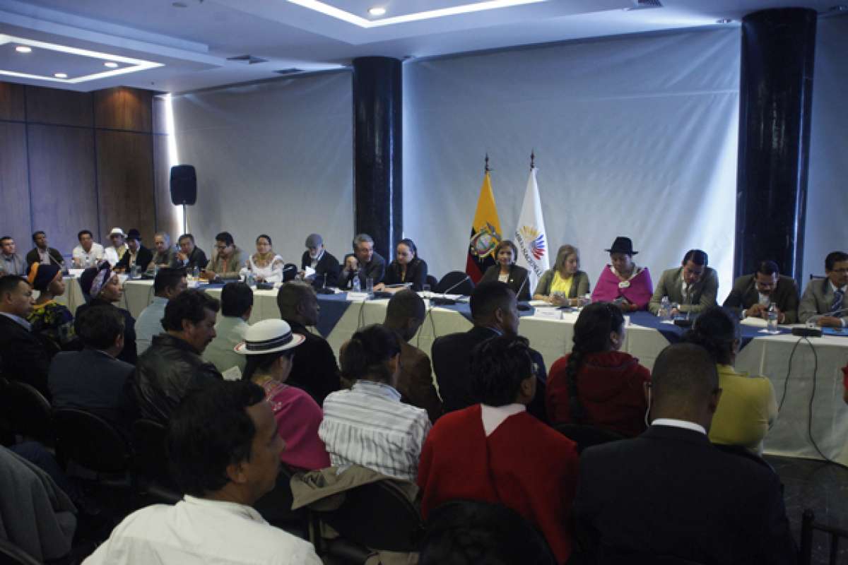 Dirigentes ind&iacute;genas y comunitarios se reunieron ayer en la sala de expresidentes de la Asamblea Nacional para la consulta prelegislativa por la Ley de Tierras. Foto: cortes&iacute;a