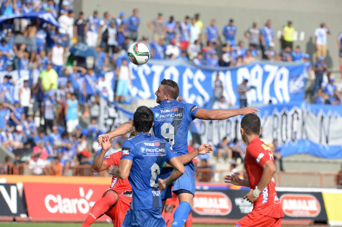 El &lsquo;Bombillo&rsquo; tuvo las ausencias de Miller Bola&ntilde;os y &Aacute;ngel Mena, que est&aacute;n con la &lsquo;Tri&rsquo;. Emanuel Herrera (9) y Marcos Mondaini (8) dieron el triunfo a Emelec. Foto: Jos&eacute; Mor&aacute;n/El Tel&eacute;grafo