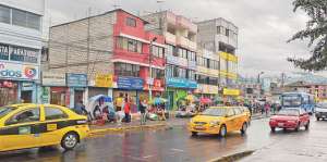 En la avenida Mariscal Sucre (Chillogallo) abundan los informales, que originan inconvenientes en la calle. Foto: Miguel Jim&eacute;nez/El Tel&eacute;grafo