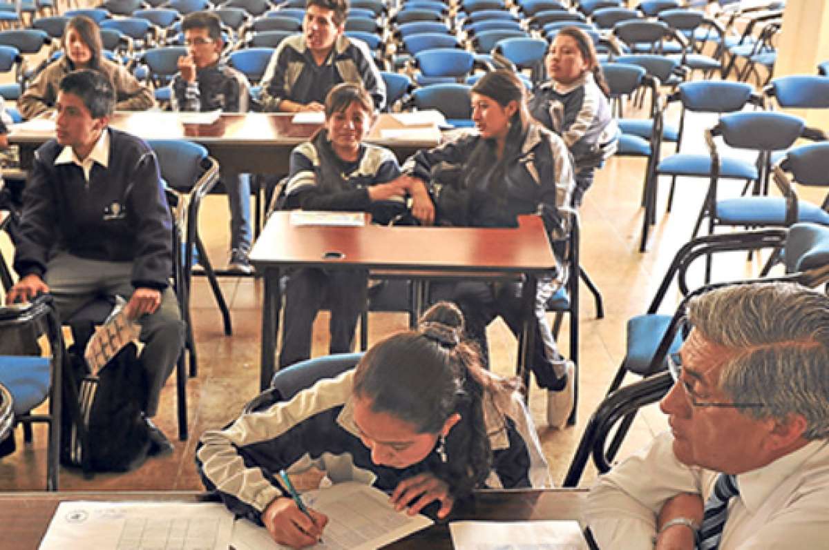 El delegado del Ministerio de Educaci&oacute;n acompa&ntilde;a a los estudiantes en los Talleres de Periodismo. Fotos: Jos&eacute; Luis Llivisaca / El Tel&eacute;grafo