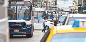 Las calles Garc&iacute;a Avil&eacute;s y Rumichaca, en el centro, se congestionan a diario por buses urbanos y autos livianos. Foto: William Orellana / El Tel&eacute;grafo