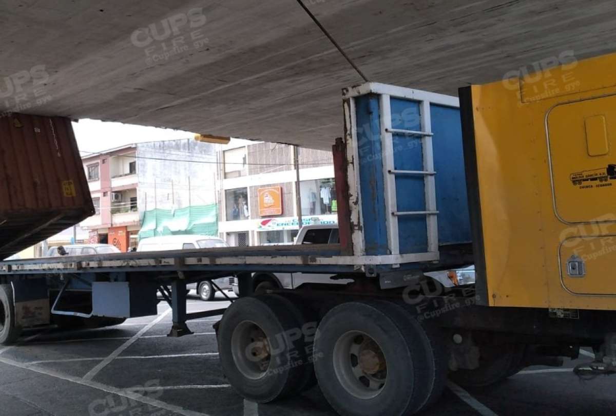 Un tr&aacute;iler se accident&oacute; e interrumpe el tr&aacute;nsito en la Garzota y la Alborada