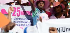 Miles de personas marchan en contra de la violencia machista hoy, en el marco del D&iacute;a Internacional de la Eliminaci&oacute;n de la Violencia contra la Mujer, en Santo Domingo (Rep&uacute;blica Dominicana). 