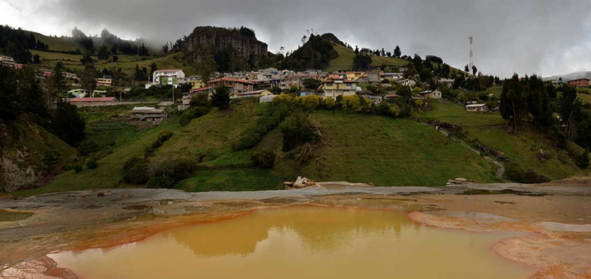 Adem&aacute;s de brotar permanentemente de las paredes del pe&ntilde;&oacute;n, el agua salada es almacenada a diario en las piscinas naturales que se formaron con los a&ntilde;os en la parte alta de la roca.