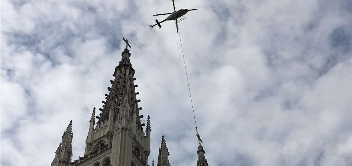 El pasado 8 de enero cay&oacute; una de las cruces de la Catedral.