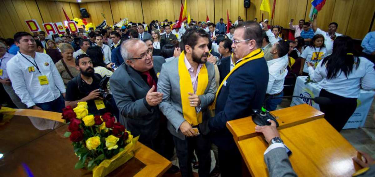 Dalo Bucaram junto a Luigi Garc&iacute;a, director de FE en Pichincha, durante el encuentro realizado en la delegaci&oacute;n provincial del CNE en Quito.