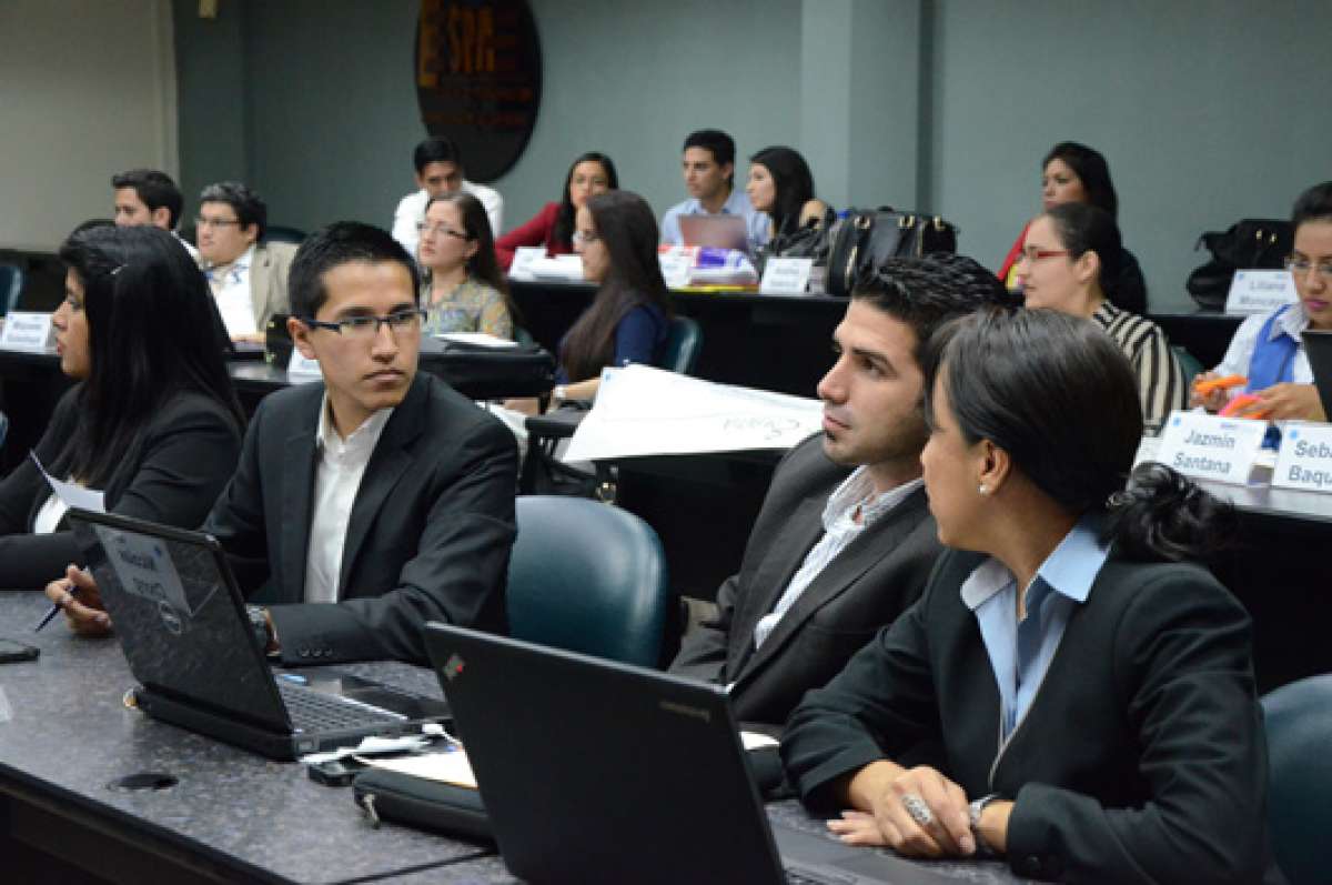 La Espae cuenta con 354 estudiantes y una plantilla de 51 profesores que incluye a investigadores. Cortes&iacute;a: ESPAE