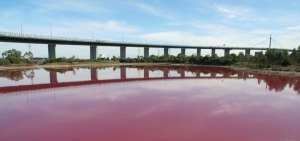 El agua de un lago australiano se ti&ntilde;e de rosa