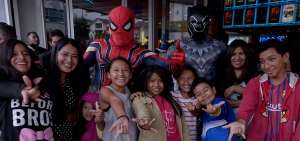 En los exteriores de los Supercines, de Quito, personas disfrazadas como los Vengadores cobran desde $ 1 para tomarse fotos con ni&ntilde;os y adultos. 