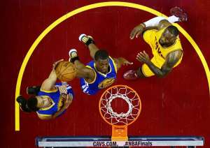 Harrison Barnes (centro), de Golden State, intenta encestar ante la presencia de Lebron James (izq.) y su compa&ntilde;ero Stephen Curry. FOTO: AFP