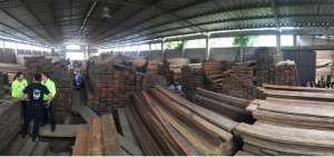 Los agentes inspeccionan la madera durante el operativo de incautaci&oacute;n.
